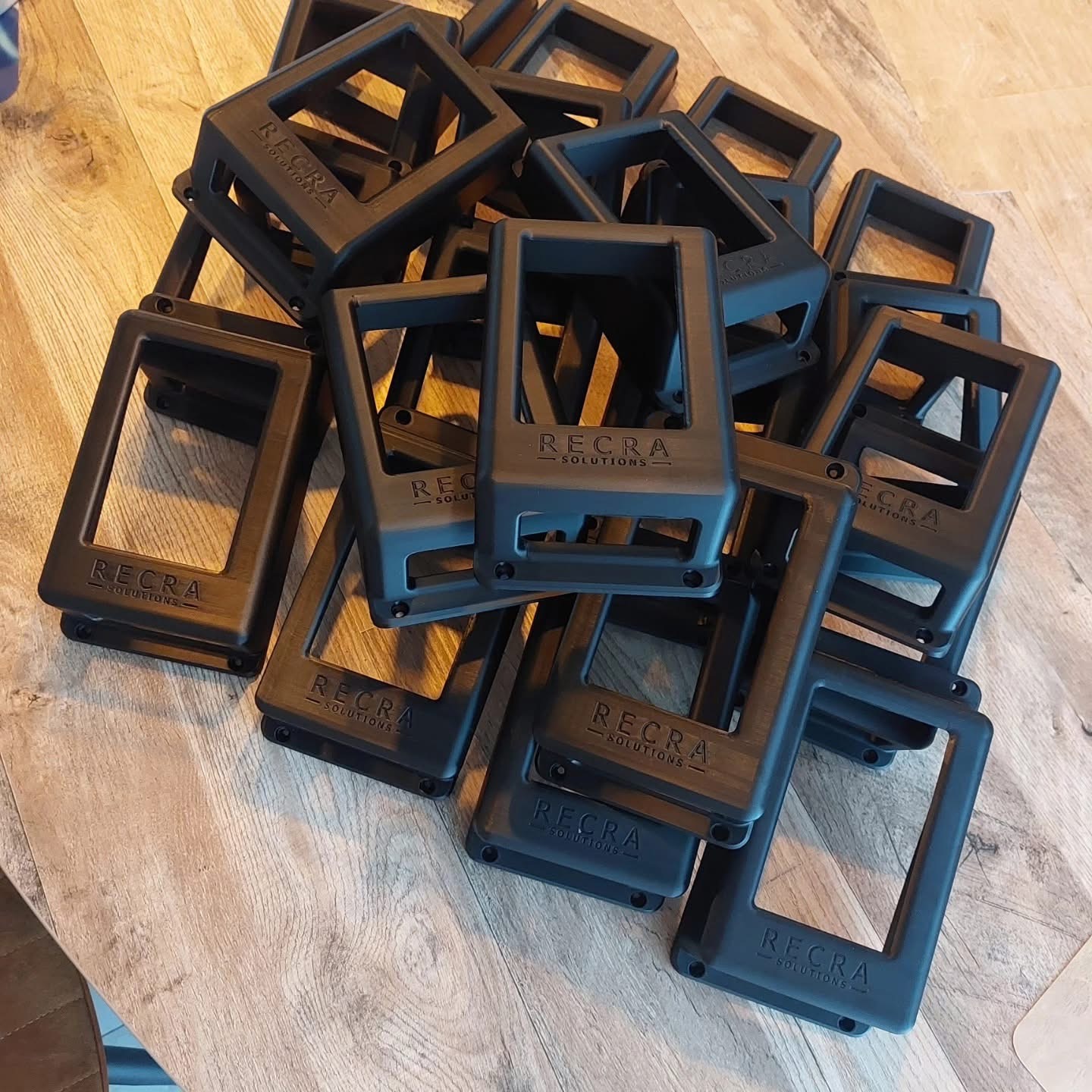 Kunststof muurbevestiging met RECRA Solutions logo, precies passend rond de Adyen S1U2