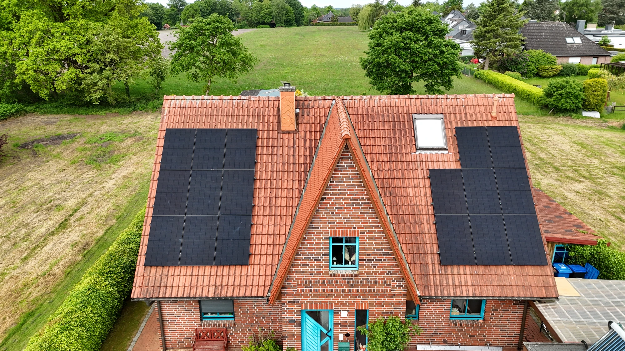 Echtes Green Lion Energy Referenzprojekt: Drohnenaufnahme eines Einfamilienhauses mit Photovoltaikanlage