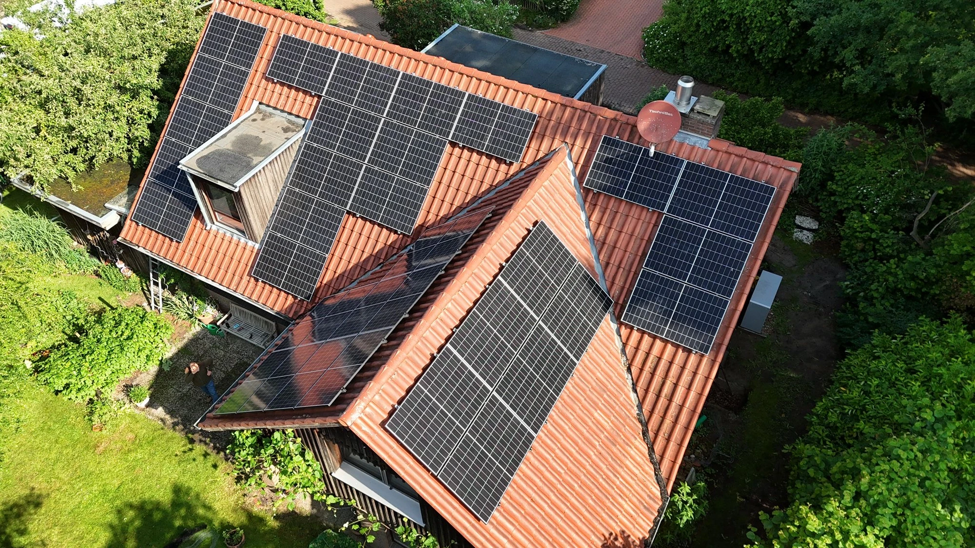 Echtes Green Lion Energy Referenzprojekt: Einfamilienhaus mit schwarzen PV-Modulen auf beiden Dachflächen