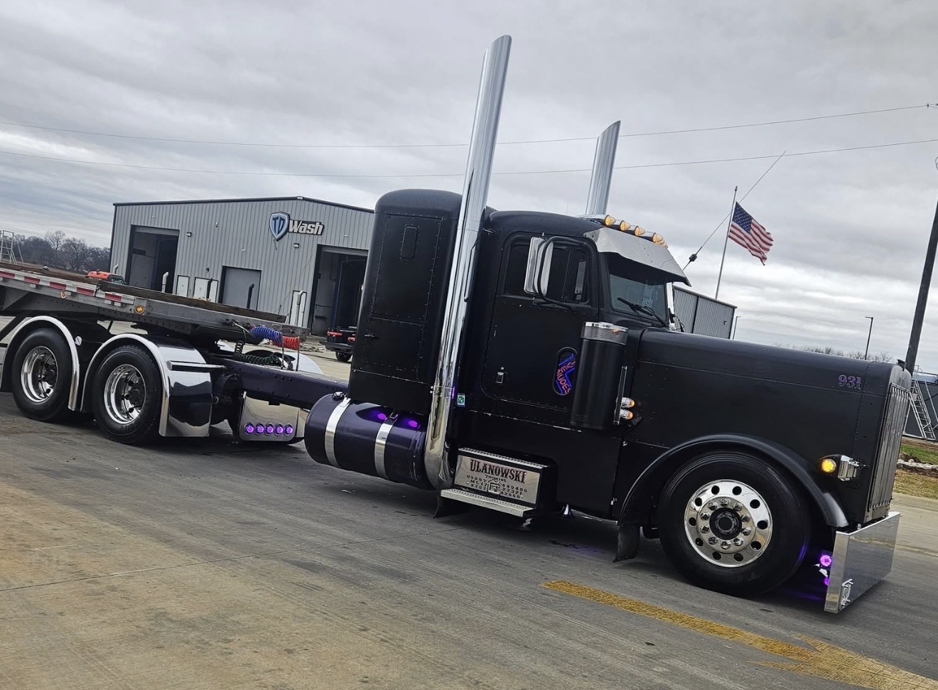 Black Peterbilt semi with flatbed