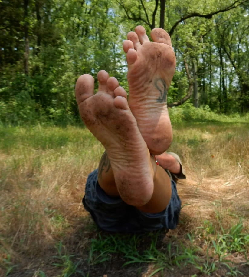 Achat photos et vidéos de pieds pieds sales en ligne — Terre, boue, randonnée