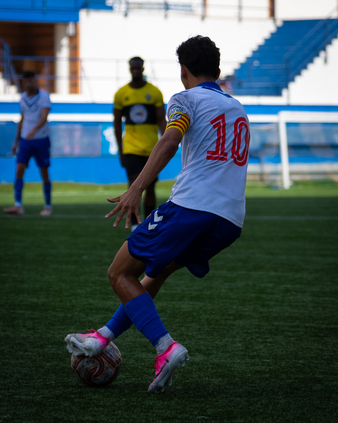 Referee mediating between two players during a match