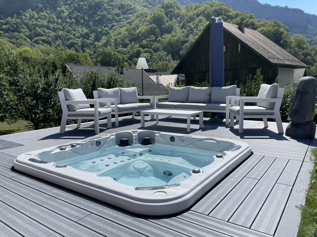 Spa jacuzzi extérieur en montagne