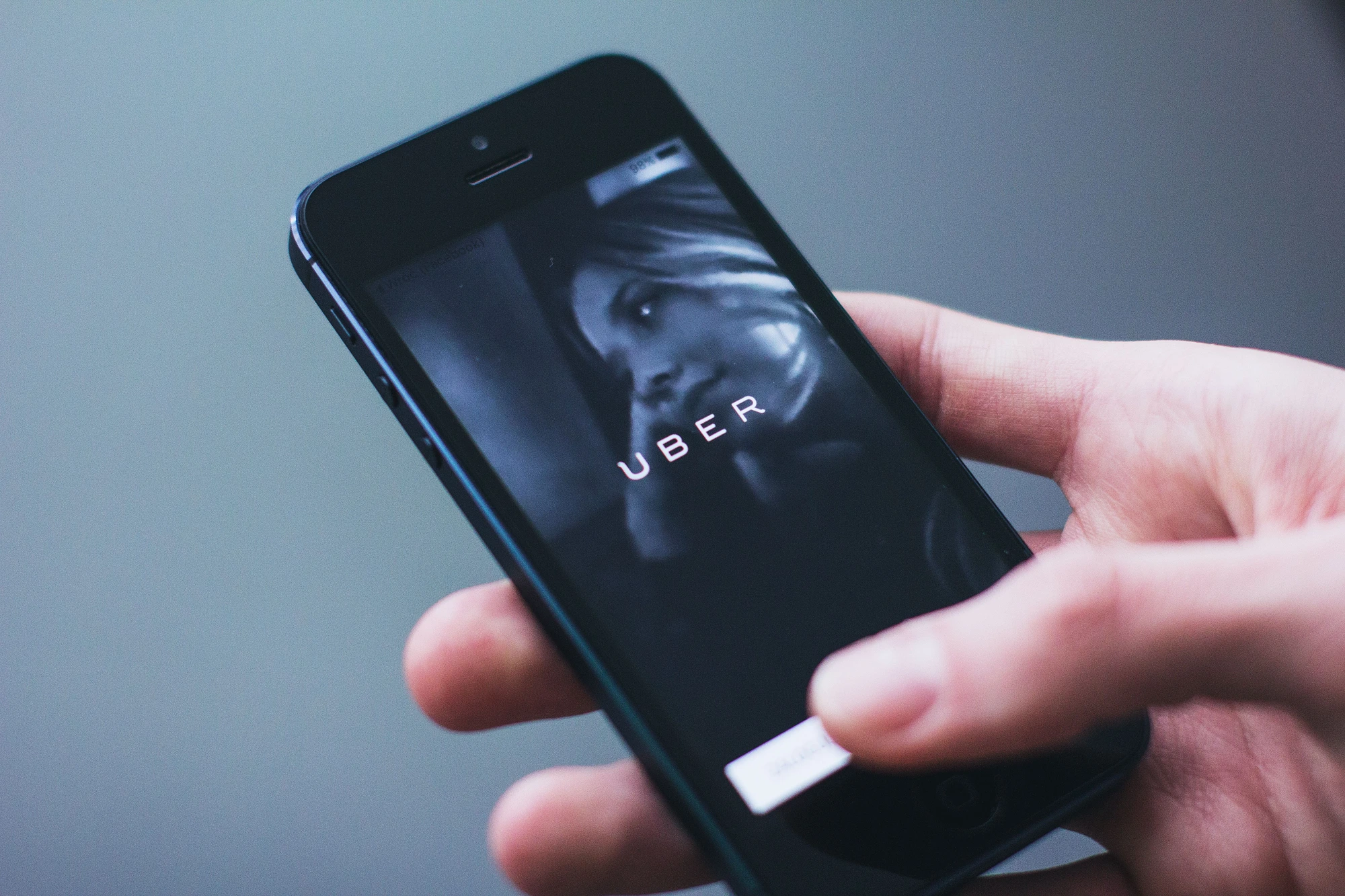 Aplicação de plataforma digital de mobilidade no telemóvel