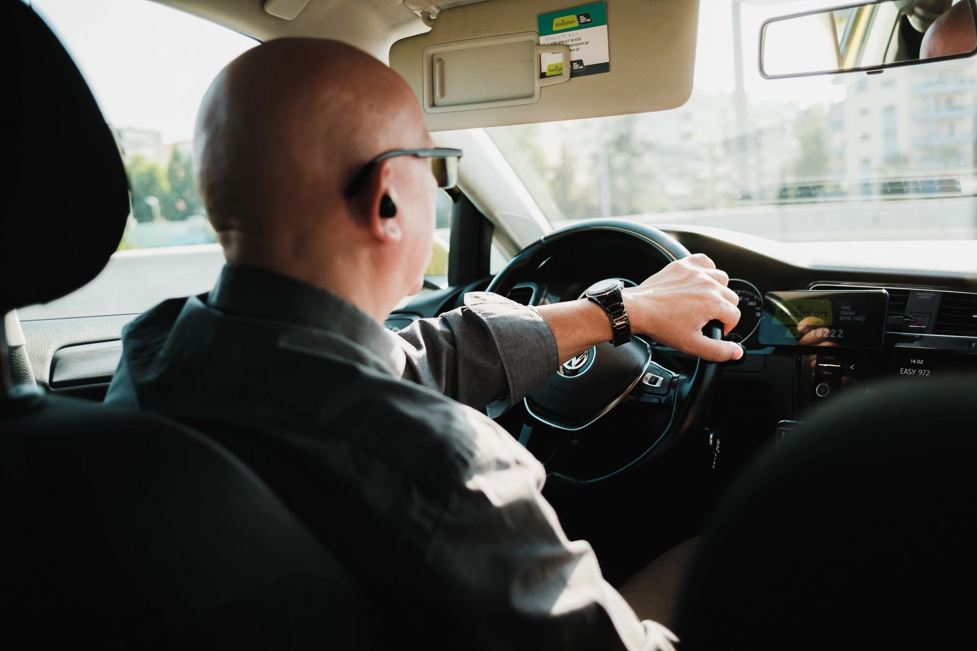 Interior de viatura TVDE com taxímetro em atividade