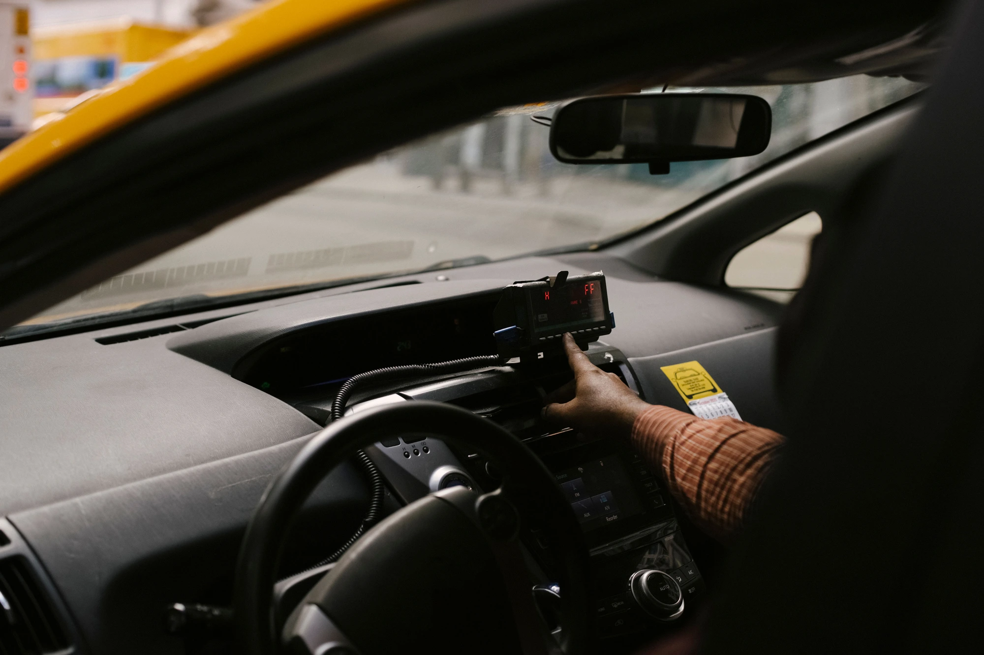 Motorista TVDE profissional ao volante