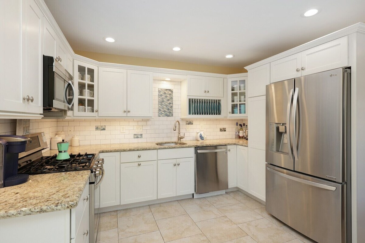White Shaker & Glass-Front Kitchen